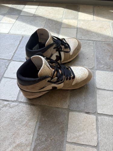 Men's Size M 8.5 (W 9.5) Youth Nike Cleats (Used)