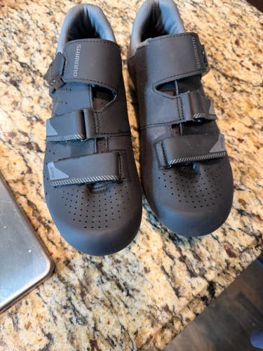Black Unisex Adult Size M 10.0 (W 11.0) Shimano Cycling Shoes (Used)