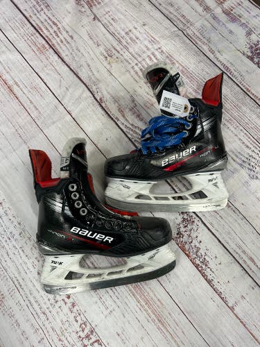 Intermediate Bauer Vapor X4 Hockey Skates Size 4.5 (Used)