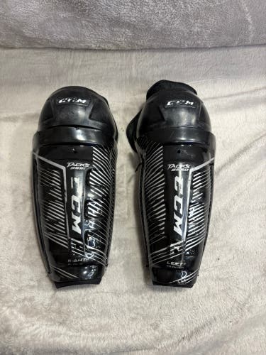 Junior CCM Tacks 9550 Shin Pads 10" (Used)