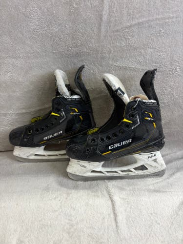 Junior Bauer Supreme M5 Pro Hockey Skates Regular Width Size 2 (Used)