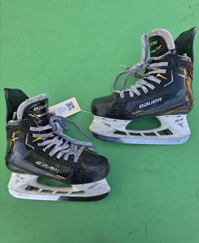Junior Bauer Supreme M5 Pro Hockey Skates Regular Width Size 3