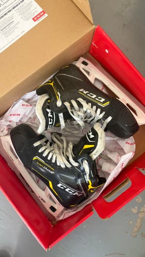 2020 CCM Super Tacks 9380 Hockey Goalie Skates Regular Width 6 (Used)