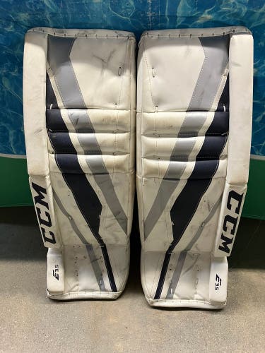 White 28" Junior CCM Extreme Flex 3.5 Goalie Leg Pads (Used)
