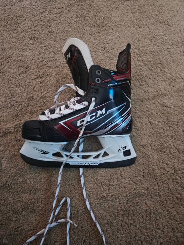 CCM JetSpeed XTRA PLUS Hockey Skates Regular Width 6 (New)