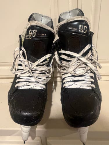 2023 Bauer Vapor Hyperlite 2 Hockey Skates Wide Width Pro Stock 9.5 (Used)
