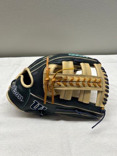 Wilson A2000 JR44 (1810) RH Outfield Baseball Glove 12.75" (New)
