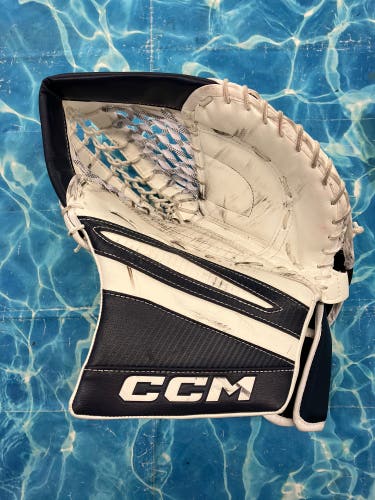 Senior CCM Extreme Flex 7.9 Goalie Glove Regular (Used)