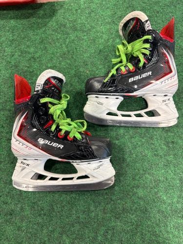 Junior Bauer Vapor Fly30 Hockey Skates (Extra Wide) Size 1.5 (Used)
