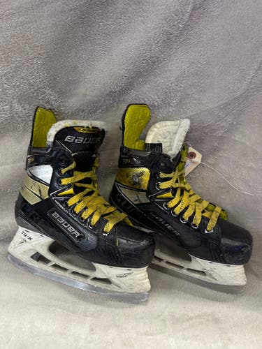 Junior Bauer Supreme 3S Hockey Skates Regular Width Size 2 (Used)