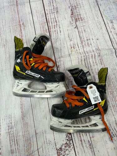 Junior Bauer Supreme M4 Hockey Skates Regular Width Size 2 (Used)