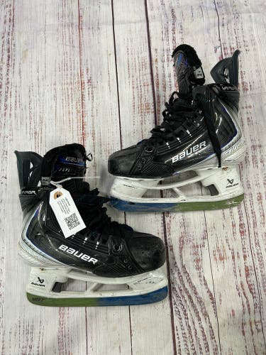 Junior Bauer Vapor Flylite Hockey Skates Extra Wide Width Size 2.5 (Used)