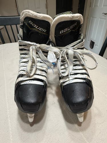2024 Bauer Supreme M40 Hockey Skates Regular Width Size 5.5 (Used)