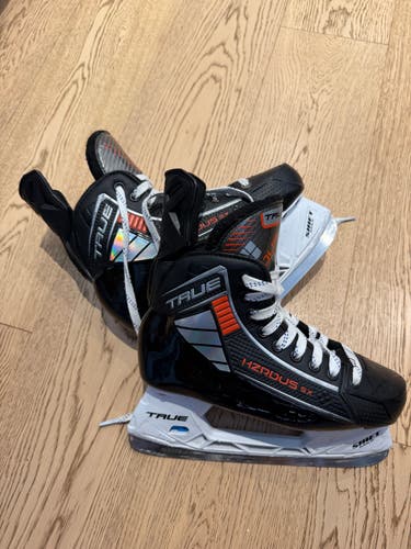 Black 2025 True HZRDUS 5x Hockey Skates Regular Width 7 (Used)