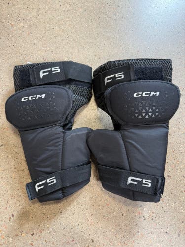 Senior CCM F5 Knee Pads (Used)