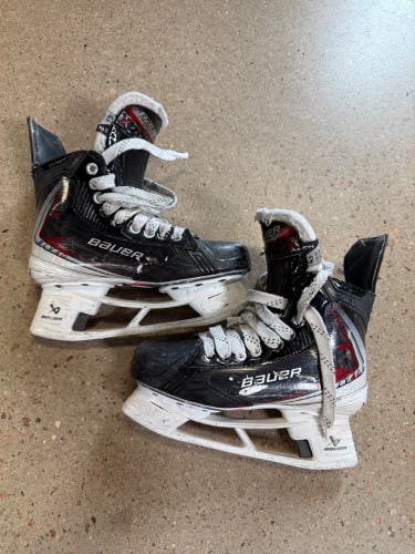 Intermediate Bauer Vapor Fly40 Hockey Skates Size 4.5 (Used)