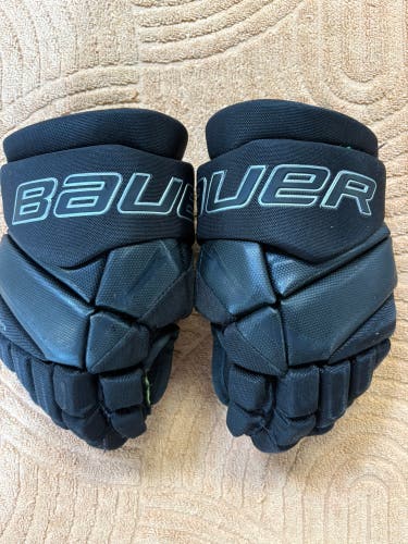 Black Junior Bauer Vapor Fly 40 Gloves 11" (Used)