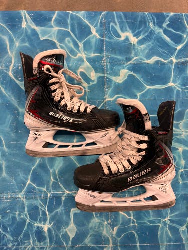 Junior Bauer Vapor Fly40 Hockey Skates Extra Wide Width Size 3.5 (Used)