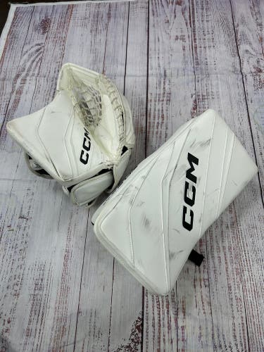 White Intermediate CCM EFlex 6.9 Goalie Gloves & Blockers Regular (Used)