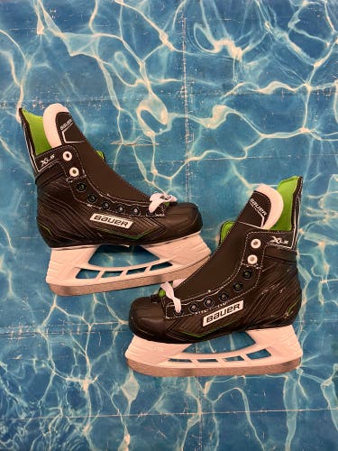 Junior Bauer XLS Hockey Skates Regular Width Size 2 (Used)