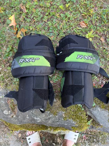 Warrior RX4 E Plus knee guards (senior)