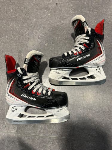 Junior Bauer Vapor Fly30 Hockey Skates | Size 2.5EE