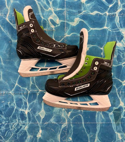 Intermediate Bauer XLS Hockey Skates Regular Width Size 5 (Used)