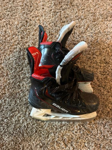 Black 2021 Bauer Vapor 3X Pro Hockey Skates Regular Width Size 1.5 (Used)