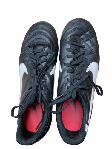 Nike Tiempo Size 9.5 Soccer Cleats