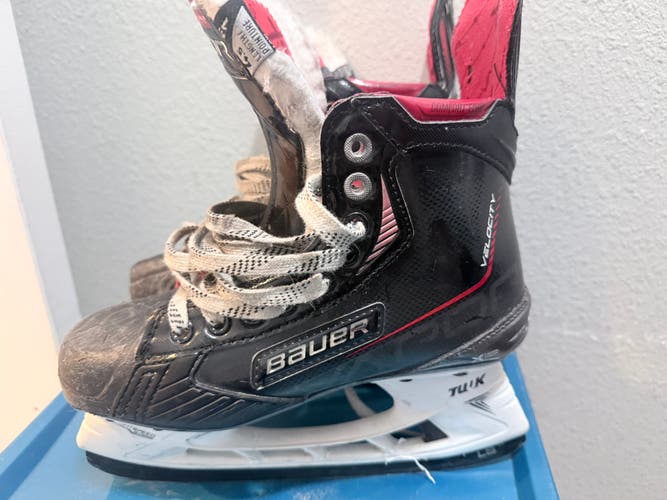 Bauer Vapor X Velocity Hockey Skates Regular Width Size 4.5 (Used)