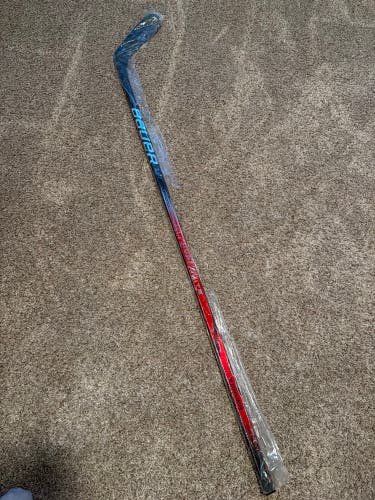 Senior Bauer Vapor Hyperlite 2 Right Handed Hockey Stick P28 77 Flex (New)