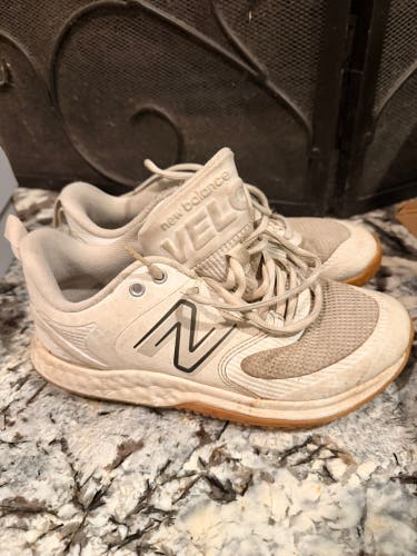 White Women's Size M 6.0 (W 7.0) Adult New Balance Fresh Foam Turf 3000 Shoes (Used)