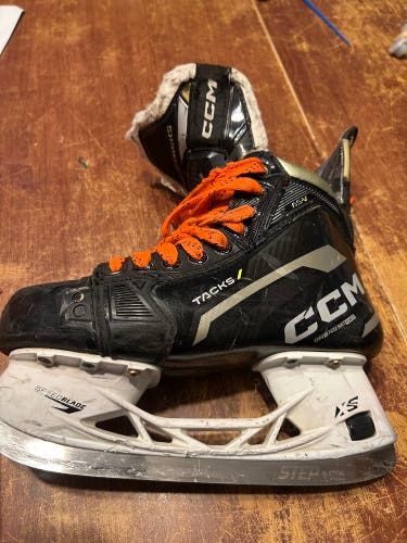 Black 2022 CCM AS-V Hockey Skates Regular Width Size 4.5 (Used)