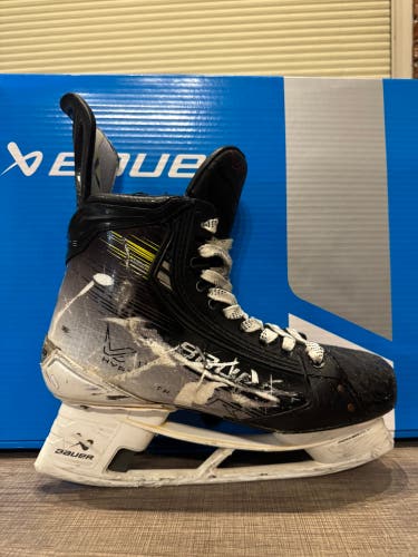 Black/Gray 2023 Bauer Vapor Hyperlite 2 Hockey Skates Regular Width Pro Stock 10.5 (Used)