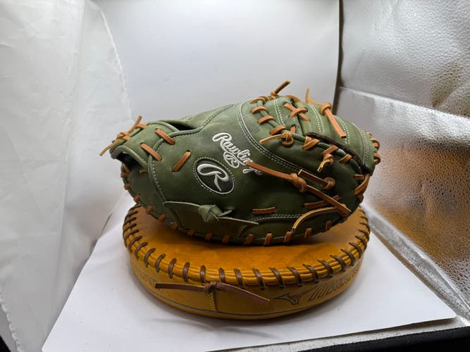 Catcher's RH Rawlings Heart of the Hide Baseball Glove 34" (Used)