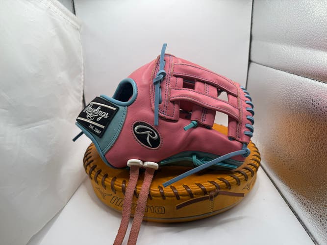 Infield RH Rawlings Heart of the Hide pro205 Baseball Glove 11.75" (Used)