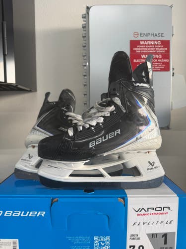 2025 Bauer Vapor Flylite Hockey Skates Regular Width Pro Stock 7 (Used)
