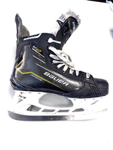 Used Bauer M40  FIT 1 Intermediate Hockey Skate Intermediate 5.5 11860-S000316125