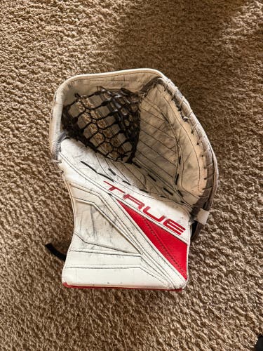 Akira Schmid New Jersey Devils True L12.2 Regular Glove (Used)