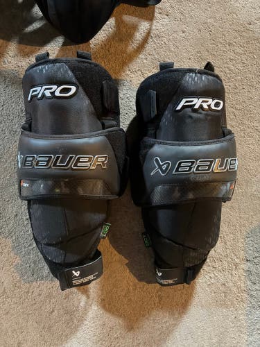 S25 Bauer Pro Knee Guards (Used)