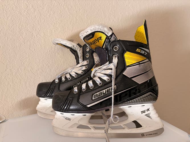 Bauer Hockey Skates Regular Width Size 4.5 (Used)