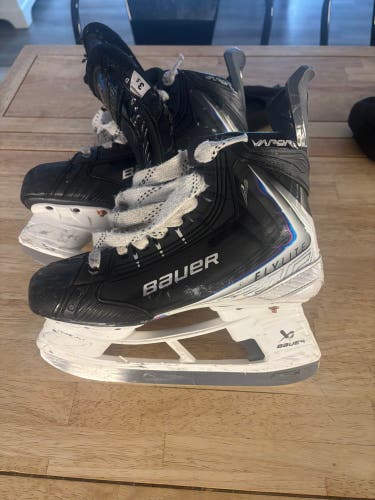 2025 Bauer Vapor Flylite Hockey Skates Regular Width Size 3.5 (Used)