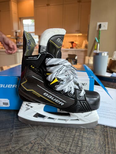 2024 Bauer Supreme M40 Hockey Skates Regular Width Size 1.5 (New)