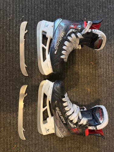 Black/Gray 2023 Bauer Vapor X5 Pro Hockey Skates Regular Width Size 1 (Used)