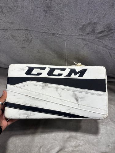 White Intermediate CCM Extreme Flex II 860 Goalie Gloves & Blockers Regular (Used)