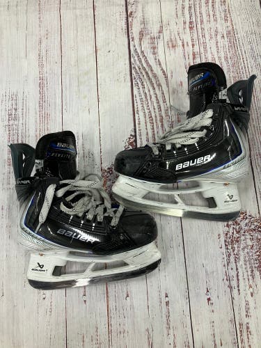 Junior Bauer Vapor Flylite Hockey Skates Extra Wide Width Size 2.5 (Used)