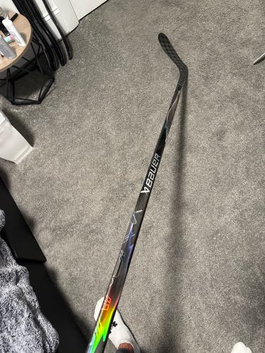 Intermediate Bauer Vapor Flylite Left Hand Hockey Stick P28 65 Flex (New)