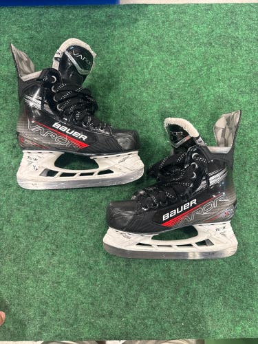 Intermediate Bauer Vapor X3 Hockey Skates Regular Width Size 5 (Used)