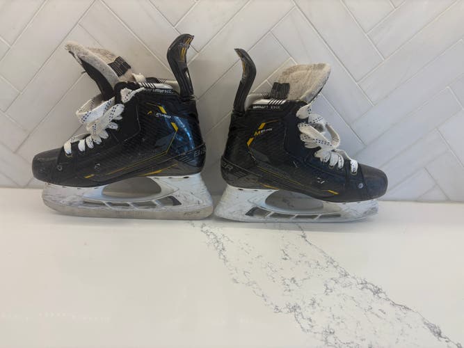2022 Bauer Supreme M5 Pro Hockey Skates Regular Width Size 5 (Used)