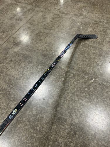 Senior True Catalyst 9x3 Hockey Stick Right Handed Mid Pattern 85 Flex Pro Stock (Used)